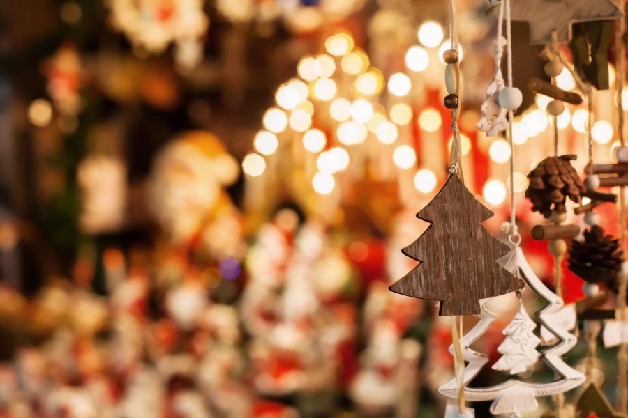 christmas+decoration+tree+in+the+shop%2C+winter+street+market+in+Europe