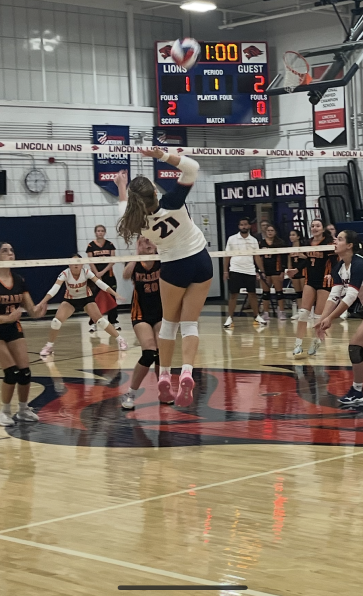 Girls Volleyball Sweeps West Warwick